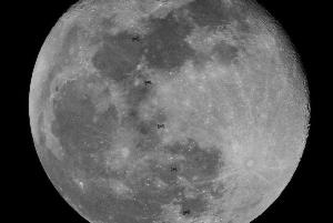 보름달을 통과하는 ISS