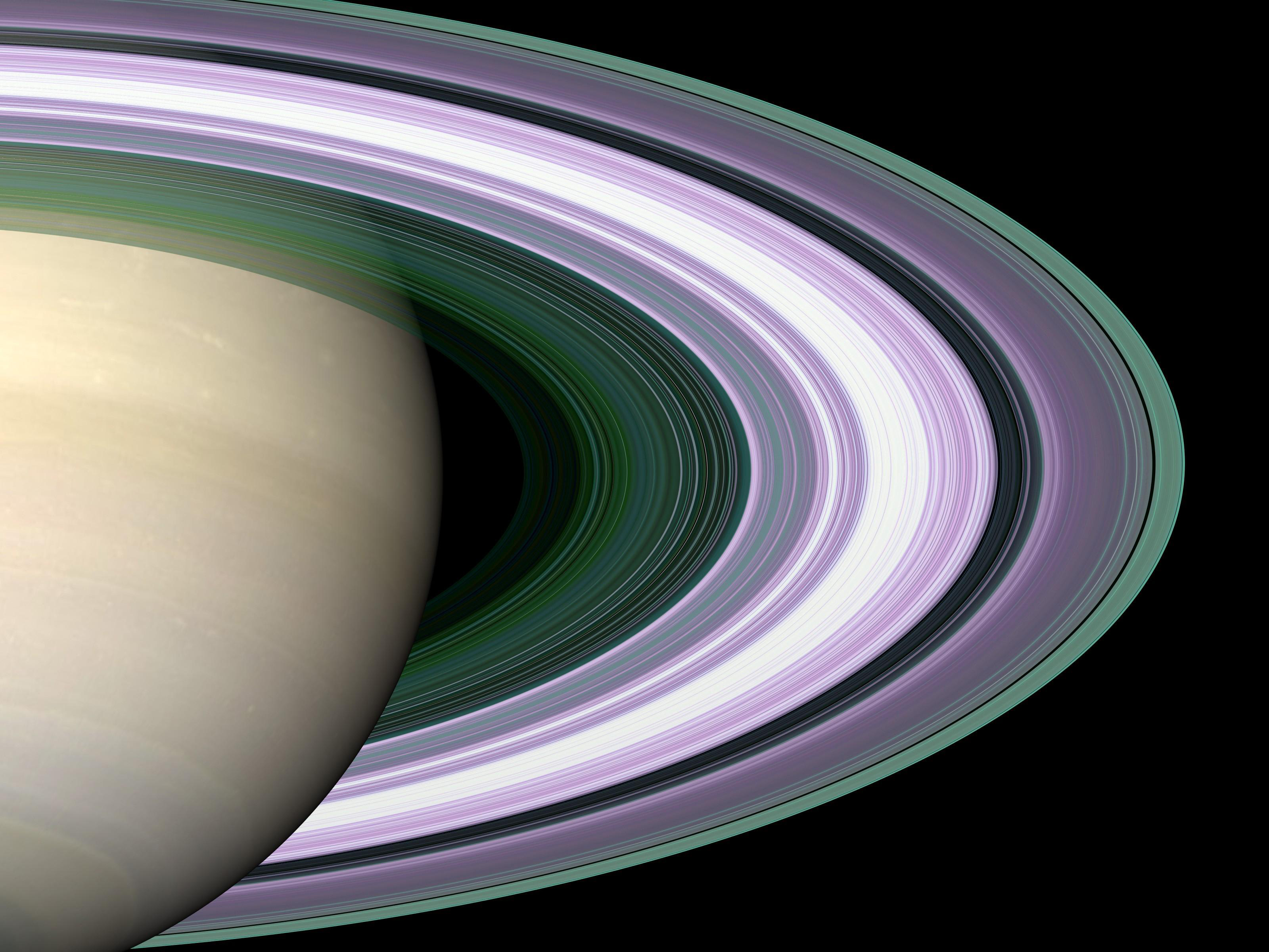 수많은 얇은 고리들로 이루어져 있는 토성의 고리 확대 사진